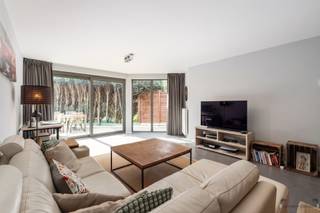 <h1><span>Ruim en energiezuinig gelijkvloers appartement (101 m²) met garage op toplocatie in Schilde</span></h1><p><span>Op een rustige en residentiële ligging aan de </span><span>Kasteeldreef 129D te Schilde</span><span> bevindt zich dit uitzonderlijk ruime gelijkvloerse appartement met een bewoonbare oppervlakte van maar liefst </span><span>101 m² </span><span>+ ruim terras van 24m². Het appartement werd gebouwd in </span><span>2015</span><span> en combineert een doordachte indeling, hoogwaardige afwerking en een uitstekende energieprestatie (</span><span>EPC-label B</span><span>) met een aangename woonomgeving.</span></p><p><span>Via de ruime inkomhal betreed u het appartement met gastentoilet, van hieruit komt u in de lichtrijke leefruimte van ongeveer </span><span>38 m²</span><span>, waar de grote raampartijen, met toegang tot het terras, zorgen voor een overvloed aan natuurlijk licht en een bijzonder ruimtelijk gevoel. De woonkamer biedt voldoende plaats voor zowel een gezellige zithoek als een volwaardige eetkamer en vormt het hart van het appartement.</span></p><p><span>Aansluitend bevindt zich de volledig ingerichte keuken (</span><span>12,30 m²</span><span>), voorzien van alle comfort en voldoende werk- en opbergruimte. Naast de keuken bevindt zich de garage met aansluitingen voor wasmachine en droogkast.</span></p><p><span>Het slaapgedeelte is volledig afgescheiden van de leefruimte en bestaat uit een comfortabele badkamer en een bijzonder ruime slaapkamer van </span><span>19 m²</span><span>. De badkamer is uitgerust met een ligbad, een afzonderlijke douche en een dubbel lavabomeubel, waardoor alle comfort aanwezig is.</span></p><p><span>Dankzij de recente bouw (2015) geniet u van hedendaags wooncomfort, kwalitatieve materialen en een uitstekende isolatie, wat resulteert in een </span><span>energiezuinig EPC-label B</span><span> en bijgevolg lage energiekosten.</span></p><h3><span>Indeling</span></h3><ul><li><span>Lichtrijke woonkamer: </span><span>38,04 m²</span><span> </span></li><li><span>Volledig ingerichte keuken: </span><span>12,30 m²</span><span> </span></li><li><span>inkomhal: </span><span>5,30 m²</span><span> </span></li><li><span>Slaapkamer: </span><span>18,37 m²</span><span> </span></li><li><span>Badkamer met ligbad, douche en dubbel lavabomeubel: </span><span>7,67 m²</span><span> </span></li><li><span>Apart gastentoilet: </span><span>1,60 m²</span><span> </span></li><li><span>inpandige garage met rechtstreekse toegang tot het appartement: </span><span>18m²</span></li><li><span>Zuid-west Terras :</span><span> 24m²</span></li></ul><p><span>Bewoonbare netto oppervlakte: 101 m²</span></p><h3><span>Extra troeven</span></h3><ul><li><span>Lage gemeenschappelijke kosten</span></li><li><span>Bouwjaar </span><span>2015</span><span> </span></li><li><span>EPC-label B </span></li><li><span>Gelijkvloers appartement </span></li><li><span>Zeer ruime en lichtrijke leefruimte </span></li><li><span>Grote slaapkamer </span></li><li><span>Badkamer met bad én aparte douche </span></li><li><span>Rustige en residentiële ligging </span></li><li><span>Zuid-west terras</span></li><li><span>rechtstreekse toegang tot garage via de keuken</span></li><li><span>Nabij winkels, scholen, openbaar vervoer en belangrijke invalswegen </span></li></ul><p><span> </span></p><p><span> </span></p><p><span>Gelegen in een rustige woonwijk nabij het centrum van Schilde geniet u hier van de perfecte combinatie tussen rust en bereikbaarheid. Winkels, horeca, scholen, openbaar vervoer en tal van wandel- en fietsmogelijkheden bevinden zich op korte afstand.</span></p><p><span>Een ruim, instapklaar en energiezuinig appartement waar comfort, kwaliteit en locatie perfect samenkomen. Een ideale opportuniteit voor wie op zoek is naar zorgeloos wonen in een recente residentie.</span></p>