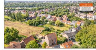 Ruime woning met zwembad in aanleg aan de voet van de Kesselberg

Aan de Bergstraat 16 te Kessel-lo vindt u deze charmante en solide woning met een uitstekende zuidelijke ligging. Op slechts enkele minuten van het centrum van Leuven, de oprit van de E314 en toch aan de voet van de groene Kesselberg. 

De woning beschikt over 4, mogelijks 5 slaapkamers. Dit maakt ze ideaal voor een groter gezin of voor wie gewoon extra ruimte wil. Indien gewenst kan u moderniseren en zo uw persoonlijke toets toevoegen.

Buiten is er een aangename tuin met veel potentieel. Een extra troef is het zwembad. Dit dient enkel nog verder afgewerkt te worden.  De woning heeft ook een volledig nieuw dak gekregen.

Dankzij de ligging in een rustige straat met alle voorzieningen, scholen, universiteit, winkels en openbaar vervoer vlakbij, vormt deze woning een unieke kans voor wie een uitstekende locatie weet te waarderen.

Heeft u kinderen die gaan studeren in Leuven? Dan is dit de perfecte woning om in te investeren. Wenst u te verbouwen? Er zijn reeds plannen voorhanden. 

Troeven:

*Nieuw  Sarkingdak

*4, mogelijks 5 slaapkamers

*Solide basis 

*Zwembad in aanleg (structuur reeds aanwezig, afwerking naar keuze)

*Tuin met veel potentieel en privacy

*Rustige ligging nabij scholen, winkels, openbaar vervoer en Leuven-centrum

Een ideale woning voor gezinnen, studerende kinderen met alle comfort van de stad binnen handbereik.

Bel ons op  014/95.37.50 of e-mail naar immo@degroot-celen.be