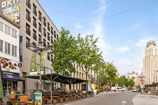 <p><span>For the shop aholics between us: Meir shopping street</span></p><p><span> </span></p><p><span>Stijlvol appartement met een zee van licht en ruimte | in statig en modern gebouw | OP DE MEIR | Antwerpen stad!</span></p><p><span>Ruime woon,-en leefruimten, ingerichte keuken, 2 slaapkamers, 2 badkamers.</span></p><p><span> </span></p><p><span>Indeling:</span></p><p><span>Toegang via veiligheidsdeur : Vooraan het appartement treft men de riante woon,-en leefruimte voorzien van open ingerichte keuken met eiland, uitgerust met ingebouwde toestellen, eethoek en living.</span></p><p><span>De keuken is HYPER geïnstalleerd (WHIRLPOOL) : oven, Amerikaanse frigo met aparte vriezer, vaatwasser, kookplaten, dampkap en tal van ingemaakte kasten.</span></p><p><span>Achteraan het appartement treft men 2 slaapkamers en 2 volledig ingerichte douchekamers met telkens een toilet.</span></p><p><span> </span></p><p><span>Kosten:</span></p><p><span>PK: ca. 150 €/maand : AIRCO unit (warm/koud), onderhoud en verbruik gemene delen, beheerkosten, blokpolis.</span></p><p><span>Elektriciteit individueel te betalen voor het licht en het water. </span></p><p><span> </span></p><p><span>Bijzonderheden:</span></p><p><span>- A-locatie </span></p><p><span>- instapklaar</span></p><p><span>- karakter, licht en ruimte </span></p><p><span>- gunstige EPC score </span></p><p><span>- videofonie</span></p><p><span>- dubbele beglazing</span></p><p><span>- veiligheidsdeur</span></p><p><span>- elegant, goed onderhouden gebouw</span></p><p><span> </span></p><p><span>Geniet van de omgeving: architectuur, luxe en praktische winkels en bezienswaardigheden in deze mooie stads-buurt aan de Meir.</span></p><p><span>Winkels en openbaar vervoer voor de deur.</span></p><p><span> </span></p><p><span>Onmiddellijk beschikbaar</span></p><p><span> </span></p><p><span> </span></p>