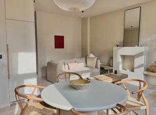 Dit net gerenoveerde appartement geniet van de meest centrale locatie van de binnenstad! Op het groene en pas heraangelegde pleintje van de Oever...