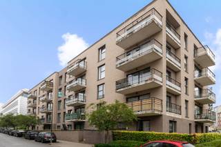 OUDERGHEM, wijk Delta, gelegen op de begane grond van een recent gebouw (2013), mooi appartement van ± 95 m² in goede algemene staat. Het beschikt over een groot terras van ± 17 m² en een tuin van ± 180 m² op het zuidwesten. Entreehal, woonkamer van ± 32 m², volledig uitgeruste keuken, 2 slaapkamers van ± 17 en 11 m², badkamer, wasruimte en kelder (C-2.08). Overdekte parkeerplaats „P-2/1“ VERPLICHT (+ 25.000 €). Diversen: thermostaat, raamopeners, intercom. Kosten ± 185€ (gemeenschappelijke kosten, beheerder, verzekering, tuin onderhoud) + 57 € (reservefonds).. Direct beschikbaar. EPC: C. Afmetingen ter indicatie.