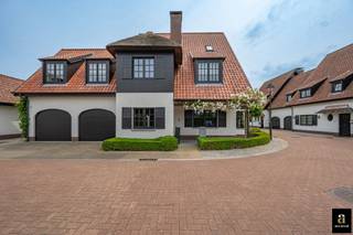 Contemporary detached villa located in a quiet area of Knokke.Layout: entrance hall with cloakroom and guest toilet. Spacious and bright living and...