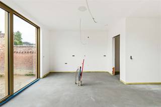 <p><span>Cette charmante maison en duplex, accessible par la rue Ambachtsstraat, allie un agencement bien pensé à un confort de vie contemporain. </span></p><p><span>Au rez-de-chaussée, vous profiterez d'un espace de vie ouvert et aéré où la cuisine, la salle à manger et le coin salon s'imbriquent parfaitement les uns dans les autres. </span></p><p><span>La cuisine entièrement équipée est complétée par un espace de rangement pratique et spacieux, tandis que la technologie est soigneusement rangée dans une pièce séparée.</span></p><p><span> </span></p><p><span>À côté se trouve un agréable jardin de ville orienté au sud avec terrasse, entièrement clos et équipé d'un portail arrière pratique. </span></p><p><span>Depuis le jardin, on accède également au garage exceptionnellement spacieux (à acheter en supplément), qui offre de l'espace non seulement pour une voiture, mais aussi pour des vélos, des poubelles et dispose d'une connexion pour une station de recharge reliée à la maison.</span></p><p><span>A l'étage, il y a deux chambres à coucher spacieuses et une salle de bain élégante équipée d'un meuble à double lavabo et d'un deuxième WC.</span></p><p><span>La propriété est finie conformément aux spécifications de vente et comprend un chauffage par le sol, des panneaux solaires et une pompe à chaleur économe en énergie. </span></p><p><span>En tant qu'acheteur, vous aurez également la liberté de choisir les finitions selon vos goûts, du sol à la cuisine en passant par les sanitaires.</span></p><p><span>Avec un niveau E garanti de 10, nettement supérieur à la norme actuelle,  , vous bénéficierez également d'une exonération de la taxe foncière pendant 5 ans. </span></p><p><span>La livraison est prévue pour le second semestre 2026.</span></p><p><span> </span></p><p><span>Une opportunité unique pour ceux qui recherchent un appartement étonnamment spacieux situé en plein centre du village de Duffel-West, à proximité des écoles, des commerces, du marché hebdomadaire, des infrastructures sportives et de loisirs.</span></p><p><span>La facilité d'accès est également un atout, une situation centrale entre Bruxelles - Anvers, Malines - Lier, la gare et la piste cyclable.</span></p><p><span> </span></p><p><span>Visites uniquement sur rendez-vous, info sans engagement au bureau : 015/755 444 ou <span>info@immovercammen.be</span></span></p><p><span> </span></p>