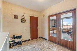 Dit leuke appartement is gelegen op de vierde verdieping en heeft achteraan het gebouw zicht op een groen binnengebied. Prima ligging nabij het station, winkels, verschillende faculteiten en eet- en drankgelegenheden,... alles op wandelafstand!<br /><br />Bestaande uit een inkomhal met een vestiaire en een apart toilet, een ruime en lichtrijke leefruimte met een zit- en een eetplaats, 2 slaapkamers die gelegen zijn aan de achterkant van het gebouw, een badkamer en een keuken met aansluitend een terras. Op het gelijkvloers is een gemeenschappelijke fietsenberging voorzien.<br /><br />EPC 266kWh(C-label)! Asbestveilig!<br /><br />Indien u dit leuke appartement graag bezoekt dan kan u mij steeds bereiken via arnaut@immojanstas.be of 0495292080.<br /><br />Bijkomende info (EPC, bodemattest, elektriciteitsattest, enz...) kan U hier downloaden ↓