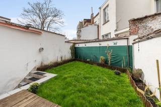 <p><span>Op een ideale locatie vlak bij het Elisabethpark in Koekelberg bieden wij u deze prachtige woning van 237 m² met tuin aan. De woning is als volgt ingedeeld: op de tussenverdieping bevinden zich bergingsruimtes en een wasruimte. Op het gelijkvloers: een woonkamer, eetkamer, keuken en toegang tot de tuin op het zuidwesten. Op de 1e verdieping: twee grote slaapkamers (+-16 m²) en een bureau. Op de 2e verdieping: twee grote slaapkamers (+-16 m²) en een badkamer met douche en bad. Twee aparte toiletten. Inrichtbare zolder. EPC E-. Deze woning zal u bekoren door haar ligging, buitenruimte en potentieel! Een echte aanrader.</span></p>