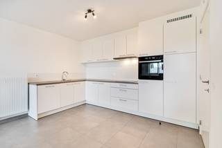 Wie het comfort van een appartement wil combineren met het genot van een eigen tuin, is hier aan het juiste adres.<br /><br />Belangrijke troeven:<br />- Zeer energiezuinig (EPC A, E peil E34)<br />- Gelijkvloers<br />- Tijdloos ingericht<br />- Carport achteraan verplicht mee aan te kopen voor € 16.000<br /><br />De inkomhal met apart toilet leidt naar de ruime en lichtrijke woonkamer. Een extra troef is de grote open keuken, volledig uitgerust met toestellen. Ernaast ligt een praktische berging. Het appartement telt één slaapkamer met ensuite badkamer, ingericht met douche en wastafel.<br /><br />De eigen tuin maakt dit appartement uniek. Het complex beschikt bovendien over een gemeenschappelijke fietsenberging en afvalberging, zodat gesleur tot het verleden behoort. Een carport achteraan is verplicht bij te kopen voor € 16.000, wat extra zekerheid geeft over een vaste staanplaats.<br /><br />Ideaal voor wie op zoek is naar een comfortabele leefomgeving, of voor investeerders.<br /><br />EPC: 62 kWh/(m² jaar), label A, E peil E34<br />UC: 34013 G DBA°2017043287/EP16647/A001/D01/SD001<br />Referentie: YP/26087/K