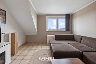 Voor meer info en foto’s, surf naar www.swevers.be – Dit ruime dakappartement aan de Groenstraat 93 bus 3 in Hoeselt combineert 121 m² woonruimte, drie slaapkamers en een eigen garagebox met een rustige en praktische ligging. Het appartement is momenteel verhuurd aan €820 per maand, inclusief €60 gemeenschappelijke kosten. De zuivere huurprijs bedraagt hierdoor €760 per maand. Aan een vraagprijs van €170.000 komt dit neer op een aantrekkelijk bruto huurrendement van circa 5,36%. Dankzij de bestaande huurder is dit een interessante opportuniteit voor investeerders die meteen over een bestaande huuropbrengst willen beschikken. Het gebouw dateert van 1981. In 2021 werden de ramen aangepakt en in 2023 volgden een nieuwe keuken en verfwerken. De ruime leefruimte van 36,21 m² sluit aan op de functionele keuken van 8,38 m². Verder beschikt het appartement over drie slaapkamers van 13,5 m², 13 m² en 11 m², een badkamer en een apart toilet. Extra troeven zijn het gemeenschappelijke zonneterras op het gelijkvloers en de inbegrepen private garagebox. De gemeenschappelijke kosten bedragen €60 per maand. Ook de ligging is praktisch: scholen bevinden zich op 250 m, een bushalte op 80 m, restaurants op 300 m en winkels op 1,2 km. Het station ligt op 2,8 km en de snelweg op 2,3 km. Een ruim en verzorgd appartement met drie slaapkamers, garage, bestaande huuropbrengst en een bruto huurrendement van circa 5,36%. Voor meer informatie, bel 012 699 900. Bron bewoonbare oppervlakte: EPC-verslag. Dit pand is onderworpen aan de renovatieverplichting van de Vlaamse overheid voor residentiële gebouwen (behoudens bij sloop binnen 5 jaar na de aankoop). Consulteer voor meer informatie de website van het Vlaams Energie- en Klimaatagentschap via https://www.vlaanderen.be/een-huis-of-appartement-kopen/renovatieverplichting-voor-residentiele-gebouwen.