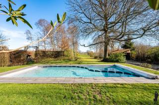 Hoeve met 4 slk, dubbele garage en zwembad op prachtige grond van 5.043m² te Lier.Algemeen:- Ruime hoeve- Prachtig perceel van 5.043 m² met zicht op...