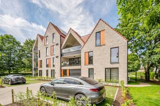 IDEALIS VASTGOED - Exclusief wonen in het bruisende centrum van Lommel. Stap binnen in Residentie Het Burgemeestershuis en beleef hoe comfortabel wonen kan zijn. Wilt u thuiskomen in uw prachtige appartement of woning en omarmt worden door rust en kwaliteit? Dit prestigieuze project bestaat uit 9 luxe appartementen én 5 luxe woningen (laatste te koop!), afgestemd op mensen die willen leven op niveau en baden in kwaliteit.<br />Door het gebruik van volumes en hoogwaardige materialen en leveranciers heeft dit project als geheel een luxueuze uitstraling.<br />Het strakke en verfijnde ontwerp zorgt voor een opvallende verschijning in het straatbeeld van Lommel.<br /><br />Dit heerlijke en volledige afgewerkte/ingerichte appartement beschikt over een zeer ruime en open leefruimte met luxueuze half-open keuken. Verder beschikt het appartement over een prachtige hoofdslaapkamer, tweede slaapkamer, badkamer voorzien van dubbele lavabo en inloopdouche, berging vestiaire en nog een apart toilet. De ondergrondse autostaanplaats en berging zijn middels de lift bereikbaar.<br />•Niveau: Verdieping 2<br />•Slaapkamers : 2<br />•Oppervlakte: 98,6m² (bruto 113m²)<br />•Oppervlakte terras: 19<br /><br />Bovenvermelde prijzen zijn inclusief berging en autostandplaats en exclusief notariskosten en aansluitingskosten.<br />- Appartement wordt opgeleverd met maximum E-Peil van E20, is voorzien van extra zonnepanelen én warmtepomp.<br />- Glazen steellook deur<br />- Spatwand keuken betegeld<br />- Volledig geschilderd<br />- Extra lichtpunten mét armaturen inbegrepen<br />- Vitrages en meubels inbegrepen!!<br /><br />Benieuwd naar dit project? Ons IDEALIS Team geeft U met plezier en steeds vrijblijvend de nodige informatie via e-mail , ter plaatse of op ons kantoor te Pelt.<br />Wenst U advies omtrent uw eigen woning? Graag plannen wij vrijblijvend met U een afspraak in om onze expertise met U te delen, steeds tot Uw dienst!!<br />Neem contact op met IDEALIS VASTGOED op 011/515 565 of mail naar info@idealisvastgoed.be!