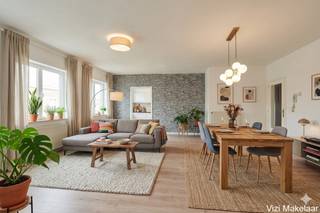 <p>Dit energiezuinig appartement is gelegen op de eerste verdieping en geniet van een rustige ligging op korte afstand van het centrum en De Schelde. Deze woonst bevat maar liefst 116m² bewoonbare ruimte met grote slaapkamers en leefruimte. Als u zoekt naar een ruim en royaal appartement, dan is dit zeker iets voor u.</p>
<p><u>Indeling</u><br />Inkomhal (7m²). Drie royale slaapkamers (13-13-9,5m²) waarvan 1 met terras. Badkamer met ligbad en toilet (5m²). Apart gastentoilet. Ruime woonkamer met veel lichtinval en zicht op de groene omgeving (36m²). Geïnstalleerde keuken (9m²) met aansluitend een berging. Garage biedt enorm veel plaats voor zowel de wagen, fietsen als ander berggerief.</p>
<p><u>Extra</u><br />Centrale verwarming op aardgas. Dubbele beglazing. Voldoende parkeerplaats. Geen lift waardoor de syndic kosten heel laag liggen. En vooral energiezuinig met het label B. Wenst u als extra optie een garage bij te kopen? Dan is dit mogelijk. De prijs voor een ruime afgesloten garage bedraagt 15 000€.</p>