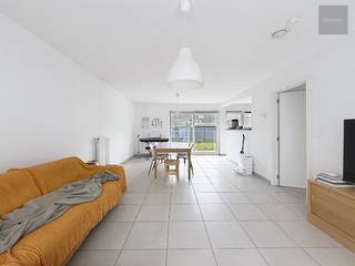 Deze recente en vrij ruime woning is prima gelegen, nabij het centrum van Beveren-Lei.<br />Het huis omvat :<br />- inkomhal met gastentoilet<br />- lichtrijke living<br />- halfopen keuken<br />- garage met washoek<br />- drie ruime slaapkamers<br />- badkamer met ligbad en douche<br />- tuin met terras<br />Beschikbaar vanaf 01/12/2026