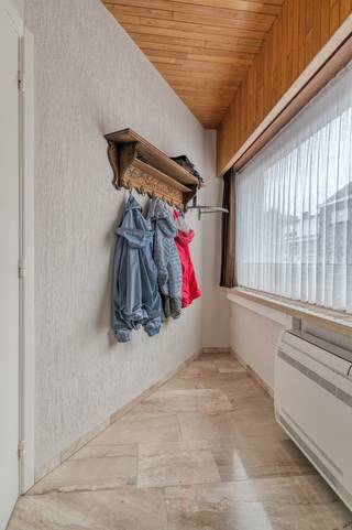 <p><span>Ruimte, comfort en energiezuinig wonen komen in deze verzorgde gezinswoning harmonieus samen. Achter de gevel schuilt een woning die doorheen de jaren met zorg werd vernieuwd en onderhouden, waardoor u vandaag geniet van een hedendaagse woonomgeving zonder renovatiezorgen.</span></p>
<p><span>Met 184 m² bewoonbare oppervlakte biedt deze woning verrassend veel leefruimte. De lichtrijke woonkamer vormt een aangename plek waar gezin en ontspanning samenkomen. De volledig uitgeruste keuken sluit hier mooi op aan en maakt van koken een dagelijks plezier. Praktische elementen zoals de vestiaire, berging en extra douchekamer op het gelijkvloers verhogen het gebruiksgemak aanzienlijk.</span></p>
<p><span>Op de verdieping bevinden zich vier comfortabele slaapkamers en een verzorgde badkamer. De indeling maakt het mogelijk om wonen, werken en ontspannen moeiteloos te combineren.</span></p>
<p><span>Ook buiten voelt deze woning bijzonder aangenaam aan. De zuidgerichte tuin vormt een rustige plek om te genieten van de zon, terwijl de ruime garage van 48 m² tal van mogelijkheden creëert voor hobby's, opslag of meerdere voertuigen.</span></p>
<p><span>De technische uitrusting sluit perfect aan bij de verwachtingen van vandaag. Dankzij de warmtepompen, zonnepanelen, airconditioning en het uitzonderlijke EPC-label A (37) woont u energiezuinig en toekomstgericht. De conforme elektrische installatie en het ontbreken van asbest zorgen bovendien voor extra gemoedsrust.</span></p>
<p><span>De centrale ligging maakt het dagelijkse leven eenvoudig. Winkels, scholen, openbaar vervoer en belangrijke invalswegen bevinden zich binnen handbereik, zonder in te boeten aan wooncomfort.</span></p>
<p><span>Een woning die meer ruimte, meer comfort en meer kwaliteit biedt dan haar eerste indruk laat vermoeden.<br />Neem contact op met domestic makelaars voormeer informatie en bezichtiging: 014 610386<br /></span></p>