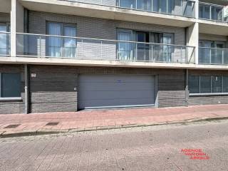 Deze inpandige garagebox bevindt zich in een ruim en afgesloten complex in de Residentie Belise te Brugge. De ligging zorgt voor extra veiligheid en privacy, waardoor uw voertuig altijd goed beschermd staat. Het complex is voorzien van een automatische poort, wat het in- en uitrijden zeer handig en vlot maakt.<br /><br />Afmetingen : 6.50 x 2.60 <br /><br />Aanwezigheid : verlichting en stopcontact <br /><br />Potentiële verhuurwaarde : 150 € per maand <br /><br />Voor info bel : 050/333976 - 0476/270379