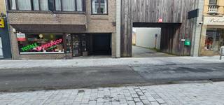 Winkelruimte in het centrum van Izegem. Deze winkelruimte is perfect gelegen in de Marktstraat net naast de openbare parking. De winkelruimte biedt u uitstekende zichtbaarheid gezien de grote vitrine. De winkelruimte is ingedeeld als volgt: - Grote commerciële ruimte - Bureel - Toilet - Geïnstalleerde keuken + Mogelijkheid tot het huren van 1 of 2 garages aan het winkelpand. Huurprijs per garage €60/maand. + Verwarming en airco + Volledige gerenoveerd