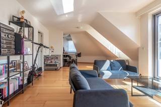 Dit charmant appartement bevindt zich in het bruisende centrum en is zeer centraal gelegen. Winkels, horeca, scholen, trein- en busstation zijn op wandelafstand.

De residentie Kluisberg werd gebouwd in 1998 en bestaat uit 7 appartementen. Per verdieping zijn er maximaal 2 appartementen. Dit appartement bevindt zich op de 3de verdieping en is toegankelijk via lift of trap.

We komen binnen in de ruime woonkamer met open keuken (43 m²). De witte keuken is voorzien van een kookplaat, oven, koelkast en dubbele wasbak. De leefruimte is uitgerust met een airco en baadt in het licht dankzij de dakvensters en het grote schuifraam, dat uitgeeft op het leuk terras (8 m²).

Via de nachthal hebben we toegang tot de twee ruime slaapkamer (13 en 12 m²) en de badkamer. De badkamer beschikt over een handig meubel met dubbele lavabo en douche. Ook vinden we in de hal een apart toilet met handenwasser en een berging, waar de aansluiting voor het wasmachine is voorzien.

Bij het appartement hoort een autostaanplaats op de gelijkvloerse verdieping en een handige kelderberging, die dienst doet ter stockage. De staanplaats en berging zijn inbegrepen in de prijs.

Het appartement is energiezuinig (label A; 94 kWh/m² jaar), de ramen zijn van dubbel glas (aluminium-profielen) en er wordt elektrisch verwarmd. De elektriciteit is niet conform het AREI en er werd één asbestmateriaal gevonden in de gemeenschappelijke delen. Er is een syndicus aangesteld en de vaste kosten bedragen +/- 120 euro per maand.