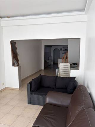 Deze woning bevindt zich net buiten het centrum van Ninove maar is toch vlot bereikbaar via de verschillende invalswegen. Ze bestaat op het gelijkvloers uit een ruime woonkamer met open keuken, een badkamer, een apart toilet en een berging. Verder is er een terras en een grote tuin. Op de eerste verdieping zijn er twee slaapkamers en op de tweede verdieping (vaste trap) bevindt zich de derde kamer.Er is overal dubbel glas (PVC) en de cv is op aardgas.