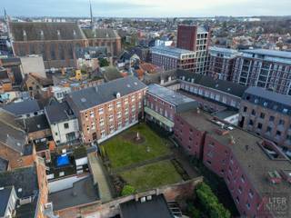 <p>In het hart van Sint-Truiden ligt dit bijzonder pand met een indrukwekkende omvang, een weergave van zowel architectonische schoonheid als historie.<br />Dit voormalig klooster van de Zusters Ursulinen dient een nieuwe bestemming te krijgen.<br />Een grondoppervlakte van 24a 95ca en meer dan 4.000 m2 bebouwde oppervlakte, omgeven door de charme van de historische stad, biedt heel wat mogelijkheden.<br />De huidige indeling en de veelzijdigheid van het gebouw stellen u in staat om vrij te fantaseren over de mogelijkheden die hier liggen, van culturele ruimtes tot inspirerende woonconcepten.</p>
<p>De mogelijkheden voor duurzame renovaties zijn eindeloos, wat het pand een ideale investering maakt. Dit is meer dan alleen een gebouw; het is een kans om een hoofdstuk toe te voegen aan de geschiedenis van deze stad!<br /><br />Reeds in de 13de eeuw bouwde de abdij van Averbode een refugiehuis in Sint-Truiden. Het huidige complex gaat terug tot de 16de eeuw en werd stelselmatig uitgebreid tot een vierkant complex met centrale binnentuin.<br /> <br />Historiek:<br /><br />De stichting van het refugiehuis van de abdij van Averbode klimt op tot de 13de eeuw. Van dit eerste gebouw bleef echter vrijwel niets bewaard.<br />In 1555 werd een nieuw refugiehuis gebouwd op de hoek van de Clockemstraat en Sluisberg. Het oudste deel is de huidige oostvleugel van het complex. De noordgevel van deze oostvleugel was oorspronkelijk de voorgevel. Het gebouw werd stelselmatig uitgebreid met verschillende vleugels.<br />Zo ontstond uiteindelijk een vierkant complex met een centrale binnenkoer. De zuidvleugel werd opgetrokken in 1598.<br />Voor 1794 was het goed reeds in privaat bezit overgegaan en was het de eigendom van de familie Roberti. Sinds 1864 wordt het complex betrokken door de zusters ursulinen. Eind 19de, begin 20ste eeuw voegden de zusters de overige gebouwen toe in de<br />Ursulinenstraat en in Sluisberg.<br />De oorspronkelijke ingang bevond zich in de noordelijke zijgevel; een muur, in de richting van de Grote Markt sloot het pand af aan de oostzijde.<br />In 1927 werd hier een gebouw met torentje bijgevoegd, opgetrokken in neotraditionele stijl.<br /><br />Beschermingsstatuut:<br /><br />Clockemstraat 5:<br />Vastgestelde Inventarissen:<br />Historische stadskern van Sint-Truiden (Vastgestelde archeologische zone)<br />Refugiehuis van de abdij van Averbode (Vastgesteld bouwkundig erfgoed)<br />Unesco Werelderfgoed:<br />Stadhuis Sint-Truiden met belfort: buffer (UNESCO werelderfgoed bufferzone)<br />Plannen:<br />Haspengouw en Voeren - Hoogstamboomgaarden (Onroerenderfgoedrichtplan)<br />Wetenschappelijke Inventarissen:<br />Historische stadskern van Sint-Truiden (Archeologisch geheel)<br />Refugiehuis van de abdij van Averbode (Bouwkundig element)<br />Clockemstraat 5a:<br />Beschermd Onroerend Erfgoed:<br />Refugiehuis abdij van Averbode (Monument)<br />Vastgestelde Inventarissen:<br />Historische stadskern van Sint-Truiden (Vastgestelde archeologische zone)<br />Refugiehuis van de abdij van Averbode (Vastgesteld bouwkundig erfgoed)<br />Unesco Werelderfgoed:<br />Stadhuis Sint-Truiden met belfort: buffer (UNESCO werelderfgoed bufferzone)<br />Plannen:<br />Haspengouw en Voeren - Hoogstamboomgaarden (Onroerenderfgoedrichtplan)<br />Wetenschappelijke Inventarissen:<br />Historische stadskern van Sint-Truiden (Archeologisch geheel)<br />Refugiehuis van de abdij van Averbode (Bouwkundig element)<br /><br />Dit unieke pand wordt verkocht via het COVAST platform, de startprijs bedraagt 1.988.750,00. Voor meer informatie over de biedingsprocedure kan u steeds contact met ons opnemen.</p>