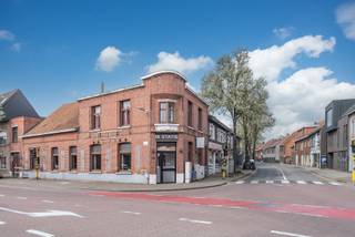 Grijp deze unieke kans om uw eigen horecazaak of kantoor te vestigen in een prachtig stukje lokale geschiedenis. Dit ruime, gelijkvloerse...