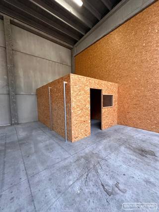 Industriële ruimte te huur in Otegem - 220 m²  (22 m x 10 m, hoogte 7,4 m)goed geïsoleerdafmeting poort: 4,5 x 4 m hoogalarmsanitairHuurprijs: € 795...