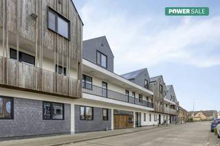Dit appartement biedt een ruim bewoonbare oppervlakte van 136 m², een praktische indeling en een fantastisch terras.<br /><br />Met een zuidwestgericht terras van maar liefst 108 m² geniet u hier optimaal van de middag- en avondzon. Het terras is volledig omheind en voorzien van een praktische zonneluifel. Via het tuinpoortje wandelt u bovendien zo naar de garage en de fietsenberging.<br /><br />Binnen is het appartement hoogwaardig en functioneel afgewerkt:<br />- Woonkamer met airconditioning voor warme zomerdagen<br />- Keuken voorzien van Miele-toestellen en een Dovy-dampkap.<br />- Twee slaapkamers met massief eiken binnendeuren en ingebouwde kasten tot aan het plafond.<br />- Badkamer met een ligbad, een aparte douche en een dubbel lavabomeubel.<br /><br />Het appartement is uitgerust met energiezuinige technieken zoals geothermie, een warmtepomp en eigen zonnepanelen. Dit zorgt voor een comfortabel binnenklimaat en een beheersbaar energieverbruik.<br /><br />De belangrijkste troeven op een rij:<br />- Groot, zonnig terras (108 m²) met goede privacy.<br />- Bouwjaar 2014, voorzien van driedubbel glas, rolluiken en vliegramen.<br />- Lage syndickosten<br />- Mogelijkheid om een bijhorende garage aan te kopen (30.000 euro)<br /><br />Deze AI-visualisaties zijn bedoeld als inspiratie. Er werd geen rekening gehouden met technische specificaties, stedenbouwkundige voorschriften of de concrete mogelijkheden tot realisatie.<br /><br />De eigendom wordt aangeboden via de Power-sale formule. Van 05/08/2026 om 10:00 tot 03/09/2026 om 18:00 kan u het appartement op afspraak komen bezichtigen en een bod uitbrengen. De vermelde prijs is een instelprijs. Voor meer info, gelieve contact op te nemen met de dossierverantwoordelijke.
