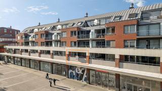 <p>Pal in het centrum van Ninove, boven het Ninia Shoppingcenter, bevindt zich dit ruime en instapklare appartement. <strong>Het EPC BEDRAAGT label A. </strong>Dankzij de uitstekende ligging bevinden winkels, scholen en openbaar vervoer zich op wandelafstand. Een ideale woonst voor wie houdt van comfort, ruimte en alle voorzieningen binnen handbereik.<br />Het appartement omvat een inkomhal met ingebouwde kasten, een ruime en lichtrijke living, een royale leefkeuken met eetplaats, een praktische berging/wasplaats, een badkamer, een afzonderlijk toilet en twee volwaardige slaapkamers.<br />Een absolute troef zijn de <strong>twee ruime terrassen</strong>. Aan de voorzijde geniet men van een mooi uitzicht op de Centrumlaan, terwijl het achterliggende terras de ideale plek biedt om in alle rust en privacy te ontspannen.<br /><strong>In de vraagprijs zijn bovendien een ruime ondergrondse garage en een bovengrondse autostaanplaats op het dakniveau inbegrepen.</strong><br />Een uitzonderlijk ruim en comfortabel appartement op een toplocatie in het centrum van Ninove, met alle faciliteiten letterlijk voor de deur! Cv op aardgas - ramen alu dubbel glas.</p>