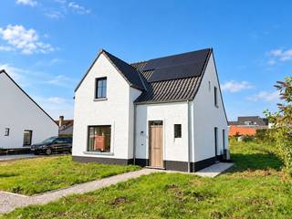 In de Ommegangstraat in Petegem-aan-de-Schelde, een rustige en aangename deelgemeente van Wortegem-Petegem, bevindt zich deze moderne nieuwbouwwoning op een ruim perceel van <strong>860 m²</strong>. De woning is gelegen in een doodlopende straat, wat zorgt voor een uitzonderlijk rustige en veilige woonomgeving. Tegelijk geniet je van een vlotte bereikbaarheid en nabijheid van scholen, winkels en dagelijkse voorzieningen.
<p><strong>Over de woning</strong><br />Deze <strong>open bebouwing</strong> wordt volledig afgewerkt afgeleverd. De woning werd ontworpen met aandacht voor hedendaags comfort, ruimte en <strong>energiezuinigheid</strong> en is uitgerust met <strong>zonnepanelen </strong>en een <strong>lucht-water warmtepomp</strong>, wat resulteert in een zeer laag energieverbruik.<br />Deze woning behaalt E-2 en presteert daarmee maar liefst 32 E-punten beter dan de huidige nieuwbouwnorm.</p>

<p><strong>Indeling</strong><br />Gelijkvloers: inkomhal met apart gastentoilet, <strong>bureauruimte</strong> (ideaal voor thuiswerk), ruime en <strong>lichtrijke leefruimte van ca. 35 m²</strong>, open keuken en een afzonderlijke berging.<br />Eerste verdieping: nachthal, <strong>drie ruime slaapkamers</strong>, apart toilet, badkamer en een extra berging.<br />Zolder: <strong>praktische zolderruimte</strong> bereikbaar via zoldertrap</p>

<p><strong>Kenmerken &amp;amp; troeven</strong></p>

<ul><li>Open bebouwing op een perceel van 860 m²</li><li>Rustige ligging in een doodlopende straat</li><li>3 ruime slaapkamers</li><li>Volledig afgewerkt</li><li>Zeer energiezuinig (E-peil -2)</li><li><strong>6% btw mogelijk (onder voorwaarden)</strong></li><li>Teruggave van 100% op de onroerende voorheffing gedurende 5 jaar</li></ul>