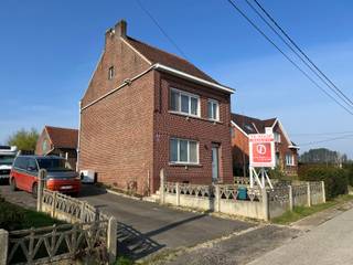 <p>Uitstekend gelegen open bebouwing met een mooie tuin van 18 aren aan de achterzijde en een prachtig uitzicht aan de straatzijde over velden!<br />U komt de woning binnen in de inkomhal die toegang geeft tot de woonkamer en de eetplaats. De woning werd grotendeels gerenoveerd en de gelijkvloerse verdieping beschikt over vloerverwarming. Aan de achterzijde ligt de keuken met ontbijthoek.<br />Op de eerste verdieping zijn er 2 slaapkamers en een vernieuwde badkamer. <br />Er is reeds een vaste trap voorzien naar de zolder zodat hier, na de nodige aanpassingswerken, ook slaapkamers kunnen gemaakt worden. <br />Het dak is reeds voorzien van een onderdak, dus je kan onmiddellijk starten met de isolatie en de afwerking van de zolder!<br />Achteraan de woning bevinden zich nog verschillende bijgebouwen die perfect dienst kunnen doen als hobbyruimte en/of opslagruimte(s).<br />De ligging is uitstekend, vlakbij het centrum van Lubbeek en doch op slechts 10 minuten van de oprit van de autostrade te Boutersem en op 7 minuten van het station van Vertrijk !<br />Verwarming met warmtepomp (lucht-water), muren en dak werden aan de binnenzijde geïsoleerd, elektriciteit werd vernieuwd en is conform gekeurd, EPC label C, badkamer, keuken en vloeren vernieuwd! Binnendeuren zijn nog niet aanwezig.</p>