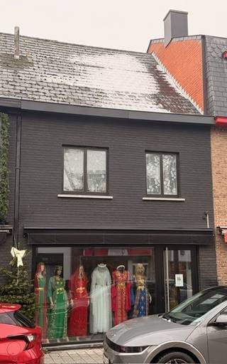 In het levendige hart van Tremelo bevindt zich dit uitstekend gelegen handelspand met woonst.Dankzij de sterke visibiliteit en de vele passage is dit...