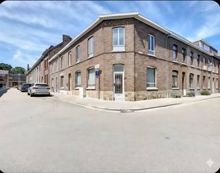 Beschrijving:<br /><br />Pal in het centrum van Sint-Truiden, nabij de Grote Markt en het stadspark, vinden we deze charmante recent gerenoveerde gezinswoning met veel potentieel. De recente renovatie, gunstige EPC (o.a. door de dakisolatie) en conforme elektrische installatie verzekeren u een zorgeloos gebruik gedurende de volgende jaren.<br />Door haar unieke ligging op een hoek, geniet u bovendien van een optimale lichtinval in alle leefruimtes, wat zorgt voor extra gezelligheid en comfort. Met haar bruikbare oppervlakte van 152m² en haar praktische indeling, o.a. met de 2 leefruimtes en 3 slaapkamers, met verdere uitbreidingsmogelijkheden op de via een vaste trap bereikbare zolder, hebt u hier bovendien aan ruimte zeker geen gebrek!<br />Deze woning is ideaal als starterswoning voor een jong koppel, een alleenstaande met een kind of als investering gezien het grote huurpotentieel in het centrum van Sint-Truiden.<br />De woning werd als volgt ingedeeld:<br />Gelijkvloers:<br />- Inkomhal.<br />- Een eerste lichtrijke leefruimte met gaskachel.<br />- Een tweede leefruimte.<br />- Een recent ingerichte leefkeuken met gasvuur, oven en koelkast.<br />- Een gezellig en gedeeltelijk overdekt koertje met toilet en aansluiting voor wasmachine.<br />Verdieping:<br />- 2 slaapkamers, waarvan 1 uitgerust met een dressing, die te gebruiken is als 3de slaapkamer/kinderkamer.<br />- Een vernieuwde badkamer met wastafel, bad/douchecombinatie en toilet.<br />Kelder: ideaal als extra bergruimte.<br />Zolder van 30 m² bereikbaar met vaste trap, geschikt om bijkomende kamers, een masterbedroom of een werkruimte te creëren.<br />Niet gelegen in watergevoelig openruimtegebied.<br />Elektriciteit: conform, dus geen extra kosten.<br />EPC: 341 kWh/m²jaar / label D, dus geen renovatieplicht.<br />Leefruimte: 128 m³ (uitbreidbaar met de zolder), perceelsoppervlakte: 90 m²<br />Verwarming: gaskachel, elektrisch.<br /><br />Ligging:<br />Dit pand, ideaal om uw gezin verder uit te bouwen of als duurzame investering, is gelegen in het centrum van Sint-Truiden op een boogscheut van de Grote Markt en het stadspark, in een wijk in volle ontwikkeling. Alle faciliteiten, zoals winkels, scholen, openbaar vervoer, horeca, enz. vindt u dan ook in de directe omgeving. Door de uitgebreide ontwikkeling van deze wijk, is de aankoop van dit pand een verzekerde investering voor de toekomst.<br /><br />Nieuwsgierig? Maak dan snel een afspraak.<br /><br />Prijs bespreekbaar