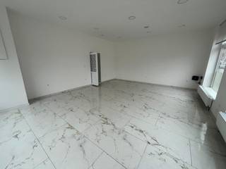 Groot gerenoveerd hoekpand met 3 aparte entiteiten – ideaal als investering!Dit volledig gerenoveerde hoekpand bestaat uit een gezinswoning,...