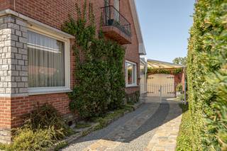 <p>Op een rustige en aangename locatie in Kessel bevindt zich deze ruime halfopen bebouwing op een mooi perceel van 600 m². De woning combineert een praktische indeling met een aangename buitenruimte en beschikt bovendien over een overdekt zwembad van maar liefst 9 x 4 meter.<br /><br />Via de inkomhal betreedt u de woning. De leefruimte biedt een aangename plaats om te wonen en sluit aan op de vernieuwde keuken uit 2008. Aansluitend bevindt zich de veranda, die zorgt voor een aangename verbinding met de tuin. Vanuit de woning heeft u toegang tot het overdekte terras, waar u in alle weersomstandigheden heerlijk van de buitenomgeving kunt genieten. Verder beschikt het gelijkvloers over een afzonderlijk toilet.<br /><br />Op de eerste verdieping bevinden zich drie slaapkamers en een badkamer met ligbad en lavabo. Eén van de slaapkamers kan ook perfect ingericht worden als bureau, hobbyruimte of dressing, afhankelijk van uw behoeften. <br /><br />Deze woning heeft ook nog een zolderverdieping te betreden via schuiftrap<br /><br />De woning beschikt tevens over een garage, waarin de technieken van het zwembad zijn ondergebracht. Aan de voorzijde is er een oprit met een karaktervolle smeedijzeren poort.<br /><br />De kelderverdieping biedt bijkomende praktische ruimte. Hier bevinden zich de aansluitingen voor wasmachine en droogkast, evenals de nutsvoorzieningen en meters voor water, gas en elektriciteit. Onder de volledige woning is bovendien een kruipkelder aanwezig.<br /><br />Een absolute troef van deze woning is de ruime tuin. Hier bevindt zich een overdekt zwembad van 9 x 4 meter, ideaal voor ontspanning en genieten met familie en vrienden. Het zwembad beschikt over een nieuwe warmtepomp van 2024. Ook de overkapping van het zwembad werd recent aangepakt en vernieuwd in 2025.<br /><br />Daarnaast beschikt de woning over een regenwaterput van 6.000 liter, wat een mooie meerwaarde vormt voor het duurzaam gebruik van regenwater.<br /><br />Ontdek deze woning nu al via de interactieve grondplannen met foto’s.<br />Surf naar www.wijns.be en klik op “virtueel bezoek”.<br /><br />Voor meer informatie of een bezoek: 0473 110010<br />✉️ Luc@wijns.be</p>