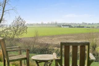 <p>Op een uitzonderlijk rustige en groene ligging in Mater bevindt zich deze karaktervolle eigendom met een volledig ingerichte B&amp;B en een afzonderlijke privéwoning. Het pand geniet van een prachtig panoramisch zicht op het glooiende landschap van de Vlaamse Ardennen en combineert wonen, ondernemen en levenskwaliteit op een unieke manier.<br /><br />INDELING:<br /><br />Privéwoning:<br />De privéwoning is volledig afgescheiden van het B&amp;B-gedeelte en biedt een aangenaam en comfortabel woongevoel. Op het gelijkvloers bevindt zich een open leefruimte met zithoek, eetruimte en een volledig uitgeruste keuken. Verder beschikt de woning over 3 volwaardige slaapkamers en 1 badkamer. Daarnaast is er een praktische zolder met uitbreidingsmogelijkheden en een kelder met bijkomende bergruimte.<br /><br />B&amp;B-gedeelte:<br />Het B&amp;B-gedeelte omvat 4 lichtrijke gastenkamers, elk voorzien van een eigen badkamer, wat zorgt voor optimaal comfort en privacy voor de gasten. Verder is er een ruime gemeenschappelijke ontbijtruimte met volledig uitgeruste open keuken en gezellige zithoek. Dankzij de grote raampartijen geniet men hier van een indrukwekkend zicht op de omliggende velden. Er is bovendien voldoende parkeergelegenheid aan de B&amp;B.<br /><br />Waarom dit pand?<br />- Unieke combinatie van privéwonen en B&amp;B-uitbating<br />- Landelijke en authentieke ligging in de Vlaamse Ardennen<br />- Panoramisch uitzicht en sterke toeristische aantrekkingskracht<br />- Instapklare B&amp;B met bewezen comfort<br />- Mogelijkheid tot omvorming naar woonfunctie (onder voorbehoud van vergunningen)<br /><br />Deze eigendom is ideaal voor wie droomt van een B&amp;B-uitbating in combinatie met privéwonen, in een rustige, groene omgeving met een sterk rendementspotentieel.<br /><br />Bezoek na afspraak met Immo Beguin, jouw vastgoedexpert sinds 2009.<br />✉️ info@immobeguin.be</p>