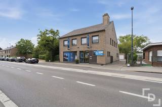 Dit multifucntionele gebouw bevindt zich op de Woumenseweg, een vlotte verbindingsweg tussen Ieper en Diksmuide.Dit gebouw bestaat uit een handelsverdieping en een appartement op de eerste verdieping met zicht op de Blankaart.Achteraan het gebouw vinden we nog een ruime tuin en een dubbele garage.Indeling:GLV: gemeenschappelijk inkomhal - ruime handelsruimte - apart toilet - ruimte voorzien van paskamers en 3 douches - hal met toegang tot 3 aparte kabines en keuken - 2 technische ruimtesV+1: Nachthal - leefruimte met open haard - keuken met keukenberging - badkamer - 3 kamers - ruim terras met zicht op de BlankaartV+2: Ruime zolderExtra's:* EPC handelsuimte: E (renovatieverplichting)* EPC appartement: C* Rolluiken aanwezig* CV op stookolie met radiatoren* Airco's aanwezig* Waterontharder aanwezig* 2 X regenputten van elk 7000 liter