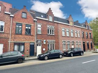 GERENOVEERDE WONING MET 4 SLPKS, 2 BADKAMERS, TUIN EN HUURGARAGE<br /><br />Deze woning is gelegen op 20m van de Vestingen en werd in 2025 grondig energetisch gerenoveerd wat resulteert in een EPC 100 met A-label 56. Er zijn 6 zonnepanelen aanwezig en de elektriciteit is goedgekeurd. Aan de achterkant van de woning is er een huurgarage die kan overgenomen worden door de nieuwe eigenaar (100€/maand).<br /><br />U kan zich via deze link http://bit.ly/4o66Hze inschrijven voor de kijkdag van zaterdag 25 oktober van 10h00 tot12h00.<br />Bekijk zeker ook de vastgoedvideo via deze link https://youtube.com/embed/O-__P6-7Ffk<br /><br />Indeling:<br /><br />Glv: inkomhal (9,30m²) - bureau/fietsenberging (7,00m²) - berging/wasruimte (10,30m²) - toilet met handwasbakje (1,25m²) - ruime leefruimte (38,50m²) - open ingerichte keuken met inductie-kookplaat, vaatwasser, frigo en heteluchtoven (9,65m²) - berging onder de trap (1,00m²) - terras (13,65m²) - gezellige tuin <br /><br />Verdieping 1: nachthal (4,80m²) - badkamer met inloopdouche, dubbel wasmeubel, handdoekradiator en toilet (6,40m²) - 2 slaapkamers (16m² - 14,60m²)<br /><br />Verdieping 2: nachthal (6m²) - badkamer met vrijstaand bad, enkel wasmeubel en toilet (6,70m²) - slaapkamer 3 en 4 (13,30m² - 12,10m²)<br /><br />Verdieping 3: geIsoleerde zolder bereikbaar via valtrap (25m²)<br /><br />Extra: ventilatiesysteem aanwezig - vloerverwarming beneden en radiatoren boven - vloer, muur en dakisolatie