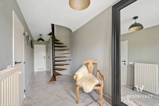 Deze instapklare bel-etage beschikt over een bewoonbare oppervlakte van 182 m² en combineert ruimte, comfort en een uitstekende bereikbaarheid.<br /><br />Op de eerste verdieping bevindt zich de ruime en lichtrijke leefruimte met open keuken. Via het terras heeft u toegang tot de tuin. Op de tweede verdieping bevinden zich 3 slaapkamers, elk voorzien van airconditioning met verwarmingsfunctie, en een badkamer met dubbele lavabo, toilet en inloopdouche.<br /><br />Op het gelijkvloers beschikt de woning over een eigen oprit, een zeer ruime garage met laadpaal en rechtstreekse toegang tot de tuin. De tuin biedt achteraan plaats voor een gezellige lounge en beschikt vooraan over een infraroodsauna.<br /><br />Gelegen nabij het station van Hoboken, met bus- en tramverbindingen in de omgeving. Ook de E34 is met de wagen bereikbaar op ongeveer 10 minuten.<br /><br />Troeven:<br />- 3 slaapkamers<br />- Ruime, lichtrijke leefruimte met open keuken<br />- Terras en tuin<br />- Zeer ruime garage + eigen oprit + laadpaal<br />- Infraroodsauna<br />- Airco met verwarmingsfunctie in de slpks<br />- Nabij station Hoboken<br />- Vlotte verbinding met Antwerpen en E34<br /><br />Interesse? Contacteer Senne via 0499 47 10 68 / senne@woonvast.be !