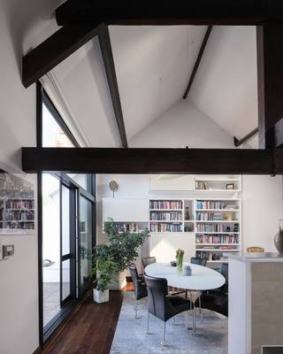 Karaktervolle schakelwoning met drie ruime slaapkamers gelegen in een prachtig neoclassicistisch hoekgebouw in het centrum van Gent. Hier woon je op...