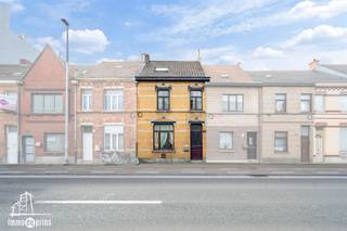 Deze toffe, karaktervolle woning met 4 slaapkamers is gelegen in het gezellige Sint-Niklaas en biedt heel wat mogelijkheden voor wie op zoek is naar een warme thuis met potentieel.Bij het betreden van de woning voelt u meteen de charmante sfeer en het authentieke karakter. De woning beschikt over vier volwaardige slaapkamers, ideaal voor een gezin of voor wie extra ruimte wenst voor een bureau of hobbykamer.Achteraan bevindt zich een idyllisch tuintje waar u in alle rust kan genieten van mooie momenten buiten. Perfect voor een gezellige barbecue, een koffietje in de zon of gewoon om even te ontspannen.De ligging is een absolute troef: u bevindt zich op korte afstand van scholen, supermarkten en openbaar vervoer, wat zorgt voor een vlotte en praktische dagelijkse organisatie.Deze woning is op te frissen, maar biedt net daardoor de kans om ze volledig naar eigen smaak en stijl in te richten. Een ideale opportuniteit voor wie op zoek is naar een betaalbare woning met karakter en tal van mogelijkheden.