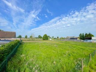 VLAK EN RECHT perceel GROND in woongebied van +-1000m² groot op een VLOT BEREIKBARE LIGGING te Machelen (Zulte).U geniet van een MOOIE STRAATBREEDTE...