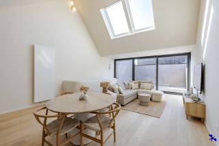Welkom in Knokke!<br /><br />In een rustige straat, op wandelafstand van het commerciële centrum en de Zeedijk, bevindt zich deze volledig gerenoveerde woning met tijdloze materialen die harmonieus samenkomen. De woning werd met oog voor detail afgewerkt en biedt een uitzonderlijk gevoel van ruimte, licht en comfort.<br /><br />Via de inkomhal betreedt u een royale master bedroom met aansluitend een stijlvolle badkamer uitgerust met een vrijstaand ligbad (met geïntegreerde regendouche), dubbele wastafel en maatkasten. <br />Tevens bevindt zich op de gelijkvloers een ruime slaapkamer, een gastentoilet en een praktische berging/wasplaats.<br /><br />Op het 1ste verdiep kan u genieten van de lichtrijke leefruimte met indrukwekkend hoog plafond en groot raampartij die uitgeeft op een zonnig dakterras. De open leefkeuken is strak vormgegeven, voorzien van alle hedendaagse toestellen en sluit naadloos aan op de eet- en zithoek.<br /><br />Deze unieke woning is de ideale keuze voor wie op zoek is naar een stijlvolle hoofdverblijfplaats, tweede verblijf of investering, waar hedendaags wooncomfort en een topligging in Knokke perfect samengaan.<br /><br />Nuttige info:<br />- EPC B-label<br />- bewoonbare oppervlakte: 100 m²<br />- CV op gas<br />- keuring elektriciteit conform<br />- geen garage of staanplaats voorzien<br /><br />Interesse gewekt? Contacteer ons kantoor via info@hiro.be of 03 230 00 14!