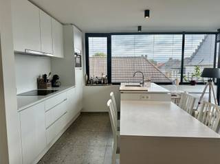 <p>Volledig gerenoveerd appartement te huur in centrum Oudenaarde.<br />Dit appartement voorziet een inkom, woonkamer met aansluitend de keuken, badkamer met toilet en douche, een slaapkamer en een terras.</p><p>De gemeenschappelijke kosten bedragen €50,00/mnd.</p><p>Interesse?<br />Vraag uw bezoek aan via onze website www.immodhondt.be </p>