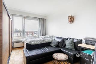 <p><span>Deze studio geniet van een centrale ligging tussen het Centraal Station en Berchem-Station, ideaal voor wie zich vlot met het openbaar vervoer wil verplaatsen. Ook met de wagen en de fiets zit je hier goed: de snelweg en de stadsrand zijn snel bereikbaar en in de buurt vind je verschillende velo-stations. Een uitstekende uitvalsbasis voor wie centraal en praktisch wil wonen.</span></p><p><span>De lichtrijke studio bevindt zich op de bovenste verdieping van een gebouw met acht verdiepingen. De vaste kosten bedragen €100/maand en omvatten onder andere warm en koud water, verwarming (op gas), lift en het onderhoud van de gemene delen.</span></p><p><span>Momenteel is de studio verhuurd aan €590/maand (exclusief vaste kosten), wat het ook interessant maakt als investering. De elektriciteit is conform en de aluminium ramen zijn voorzien van dubbele beglazing.</span></p><p><span>De indeling is praktisch en efficiënt: een uitgestrekte inkomhal met ingemaakte vestiairekast, een badkamer (3 m²) met ligbad/douche, lavabo en toilet, en een lichtrijke leefruimte met aansluitende keuken, samen goed voor circa 23 m².</span></p><p><span>Ben je op zoek naar een betaalbare studio op een centrale ligging of een interessante investering? Mis deze kans niet! Bewoonbare opp. 36 m² – ref.: bruto vloeropp. Voor meer info of een gratis schatting surf naar </span><span><span>www.hansimmo.be</span></span></p><p><span> </span></p>