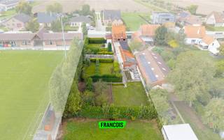 In Merkem, centraal gelegen tussen Diksmuide en Ieper, bevindt zich deze te renoveren woning met landbouwgrond.De gelijkvloers bestaat uit een...