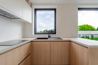 In Residentie 't Eikennest – centraal gelegen in de gezellige deelgemeente Zeveneken (Lochristi) – komt wonen, comfort en bereikbaarheid perfect samen. Je woont er op wandelafstand van winkels, school, apotheek en openbaar vervoer, met vlotte verbinding naar Gent, Lokeren, de E17, E40 en R4.
Het gelijkvloers appartement is volledig afgewerkt en instapklaar. Je geniet van een lichtrijke leefruimte, een private tuin, een eigen garage én hoogwaardige afwerking.
Dankzij de combinatie van vloerverwarming, warmtepomp en zonnepanelen (E-peil 30) woon je hier comfortabel én energiezuinig.
Ideaal voor wie meteen wil intrekken zonder zorgen, of voor investeerders die op zoek zijn naar een kwalitatieve, toekomstgerichte eigendom.
Contacteer ons vandaag voor een bezoek en ontdek de laatste beschikbare appartementen in Residentie 't Eikennest.