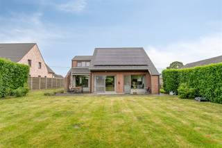 <p>Deze ruime gezinswoning combineert een aangename woonoppervlakte met een perceel van 1.060 m², vlak bij het centrum van Aalter. <br />Een woning met een stevige basis, veel ruimte en mogelijkheden om ze verder naar eigen smaak in te richten.</p><p><strong>INDELING</strong><br />Via de inkomhal met gastentoilet en vestiaire komt u in de ruime leefruimte met zithoek, eetplaats en een opkamer met vide die momenteel als bureau wordt gebruikt.<br />De keuken kijkt uit op de tuin en aansluitend is er nog een keukenberging en een wasplaats met recente inloopdouche.<br />De woning beschikt ook over een dubbele garage met stockagezolder</p><p>Op de eerste verdieping zijn er vier kamers en een ruime badkamer.</p><p>Het dak werd recent vernieuwd en voorzien van zonnepanelen. Ook de garagepoort en een deel van de ramen werden vernieuwd. <br />In de leefruimte en keuken zijn airco-installaties aanwezig die tevens als lucht-luchtwarmtepomp functioneren.</p><p>De woning beschikt over een ruim en gunstig georiënteerd perceel van 1.060 m², waardoor u volop van de tuin en de zon kunt genieten.</p><p>Kortom: ruimte om vandaag te wonen en morgen verder te creëren.</p><p><strong>!! Beschikbaar vanaf najaar 2027</strong></p><p><strong>TROEVEN OP EEN RIJ</strong><br />• Ruime gezinswoning met 4 kamers<br />• Mooi en zuid geörienteerd perceel van 1.060 m²<br />• Gunstige ligging <br />• Stevige basis met mogelijkheden </p><p>Contacteer ons voor een bezoek. <strong>Simon +32 499 99 49 17 </strong>of <strong>simon@heritagevastgoed.be</strong></p><p><strong>Praktische info:</strong><br />• EPC label C | 290 kWh/m² jaar – renovatieverplichting<br />• Stedenbouwkundige inlichtingen: Vg | WgLk | Gmo | Gvkr | Vv<br />• Overstromingsgevoeligheid: Perceelscore D, Gebouwscore C<br />• De bovenvermelde bewoonbare oppervlakte betreft de bruto oppervlakte zoals vermeld in het EPC-attest.<br /> </p>