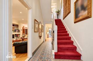<strong>Een woning met karakter, charme en verrassend veel ruimte!</strong><br />Achter deze karaktervolle gevel ontdek je een ruime burgerwoning met hoge plafonds, authentieke elementen en een warme uitstraling.<br />Het gelijkvloers verwelkomt je met een gezellige leefruimte, eetplaats en keuken, met aansluitend een aangename stadstuin waar het heerlijk vertoeven is.<br />Met maar liefst 5 slaapkamers, een zolder, kelder en extra bergruimte biedt deze woning tal van mogelijkheden.<br />De bovenverdiepingen vragen een grondige renovatie, maar bieden tegelijk de kans om hier een prachtige thuis te creëren, helemaal naar eigen smaak.<br />Een huis met een ziel, boordevol potentieel, op wandelafstand van alles wat Izegem te bieden heeft!<br />Kom de charme en mogelijkheden zelf ontdekken!<br /><strong>Een bezoek plannen? Contacteer Katrien op 0495 53 48 65.</strong><br />