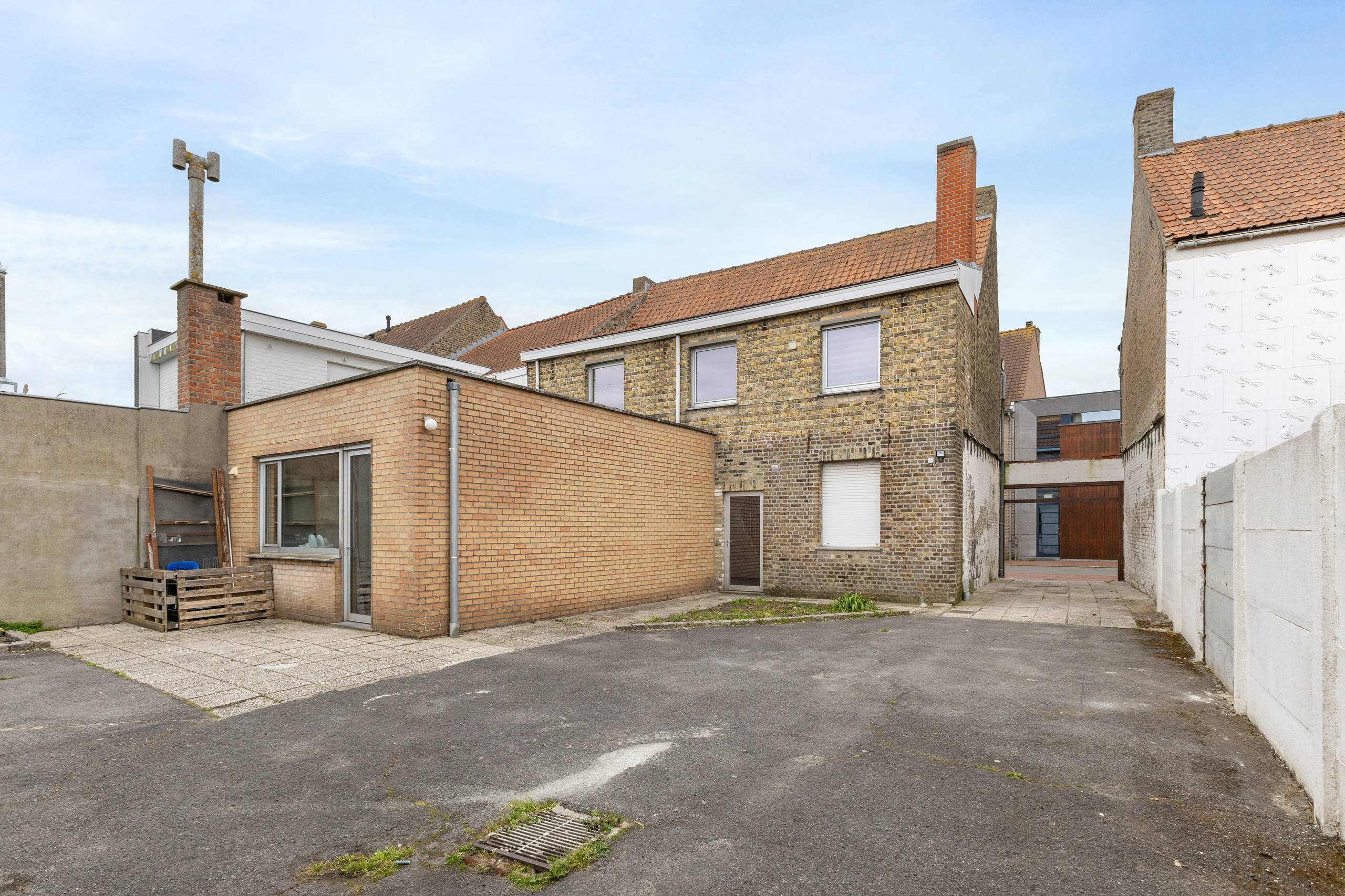 Te renoveren gezinswoning met 4 garages - foto 3