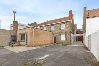 ADINKERKE/ DE PANNE: TE RENOVEREN GEZINSWONING MET 4 GARAGES Op zoek naar een woning met ruimte ? Deze te renoveren woning in Adinkerke biedt niet...