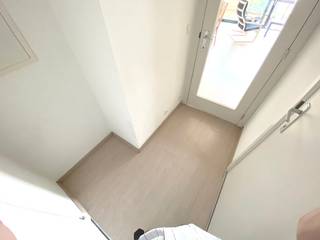 NL : Geheel vernieuwde studio met indeling : inkomhal, nieuwe badkamer met ligbad en douchemogelijkheid, ruime leefruimte met slaaphoek, gemeenschappelijke fietsenberging en gemene ruimte voor plaatsen vuilnisemmers, gemeubeld. -<br />Bel Stefan of Guillaume - 056/705262<br /><strong>Bezoeken : Iedere dinsdag - vanaf 18 augustus - tussen 18h30 en 19h .</strong><br /><br />FR : Studio entièrement rénové avec agencement: hall d'entrée, nouvelle salle de bain avec baignoire et douche, salon spacieux avec coin couchage, abri à vélos commun et espace commun pour poubelles, meublé.<br />Info : Appelez Stefan ou Guillaume - 056/705262<br /><strong>Visites : Chaque Mardi - du 18th Août - entre 18h30 et 19h</strong><br /><br />EN : Completely renovated studio with layout: entrance hall, new bathroom with bath and shower, spacious living room with sleeping corner, communal bicycle shed and common space for garbage buckets, furnished.<br />Info : Call Stefan or Guillaume - 056/705262<br /><strong>Visits : every Tuesday - starting from august 18th - between 6h30 pm and 7pm</strong><br /><br /><strong>Maximum : 1 persoon/person/persone</strong><br /><br /><u>Wettelijke info : </u><br />EPC : 299 - UC : 488417 - C-label<br />HP : € 675 (€ 600/m - GK : € 50/m + € 25/m voorschot water.) per maand / per month / par mois<br />Huurwaarborg : 1800 euro, geblokkeerd op naam van huurder<br />Duurtijd HC : 9j