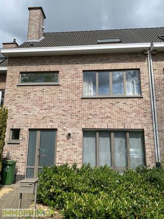 Ruime woning met 4 slaapkamers en garagebox in een woonerf te Mortsel.Gunstig gelegen woning in een zeer geliefde woonerf en nabij het centrum van...