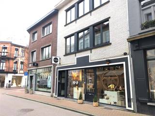 Op zoek naar een betaalbaar pand in een hippe buurt ? In de Dokter Willemsstraat stellen we u een gelijkvloerse winkelruimte of kantoor...